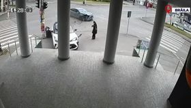 VIDEO Mașina răsturnată peste o bătrână, în Brăila! La fața locului au venit de urgență polițiștii și medicii